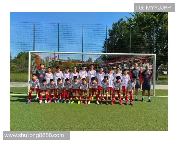 昔日绿茵传奇再聚首 球场重现荣耀时刻 传承经典与热血拼搏