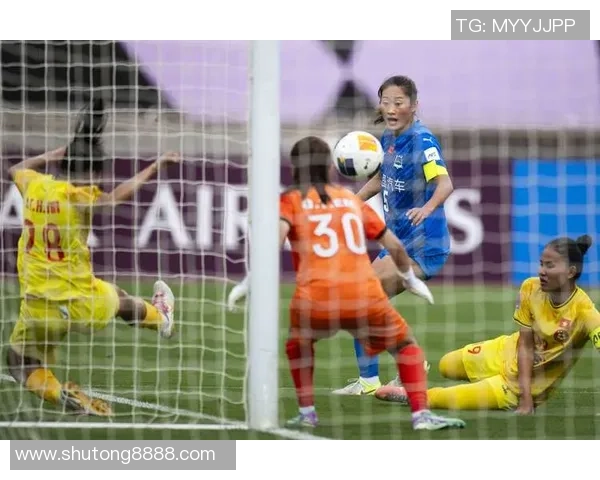 《她是绿茵场上的耀眼明星 超帅年轻女足球员挑战自我突破极限》