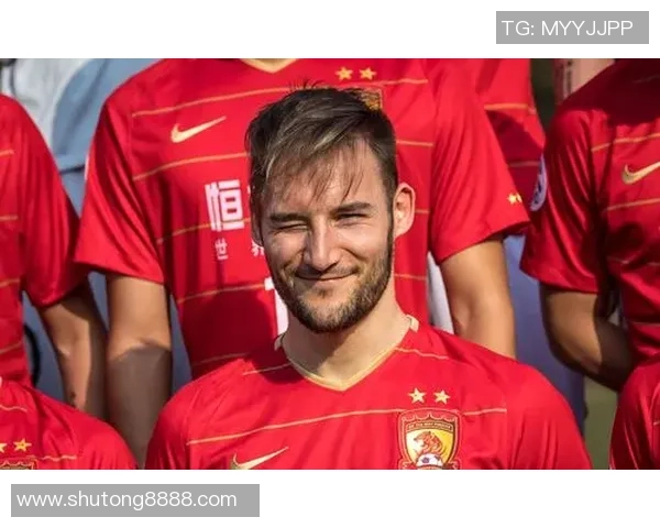 帅哥足球明星们的绿茵场上魅力与实力并存的精彩瞬间 帅哥足球明星们的绿茵场上魅力与实力并存的精彩瞬间